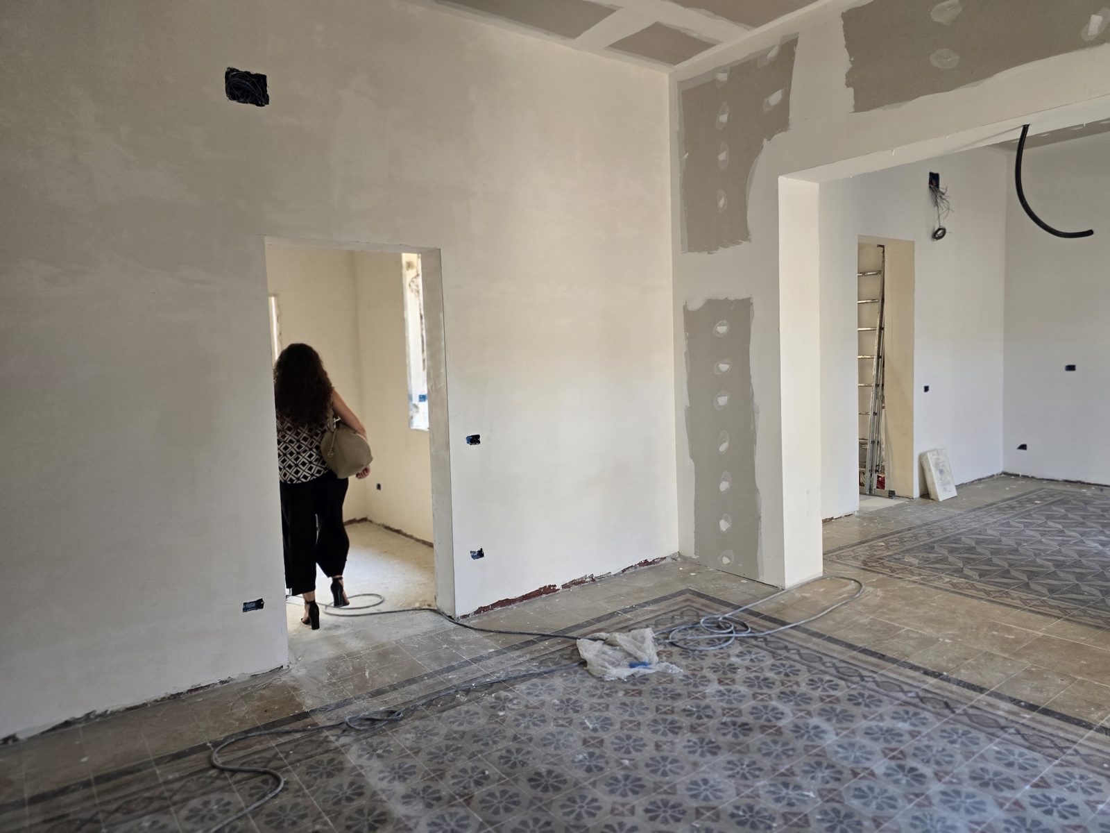 Lo stesso interno durante i lavori, cementine decorate e pareti in allestimento