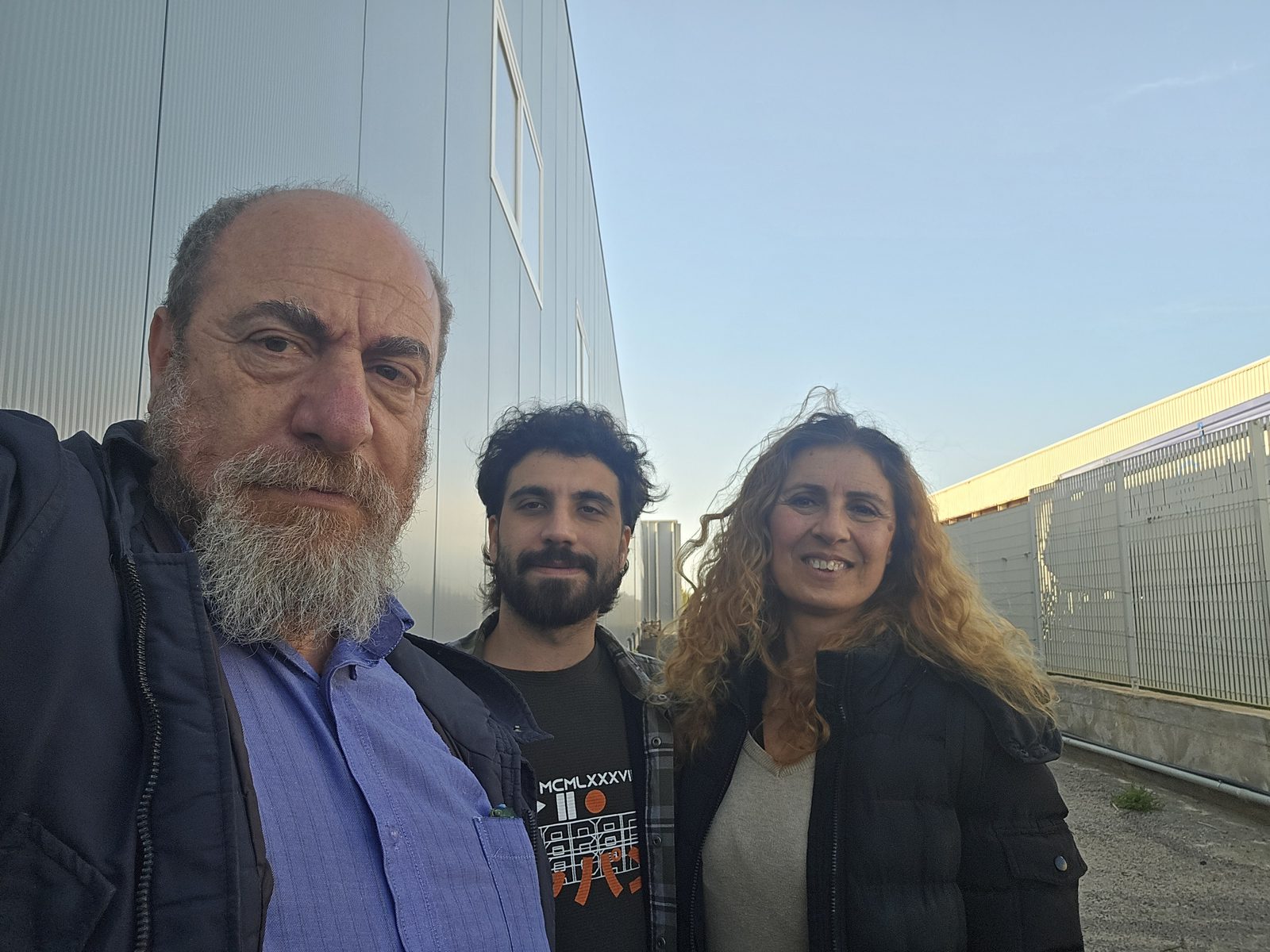 L'architetto Bartolotta con collaboratrice e collaboratore davanti al capannone industriale completato